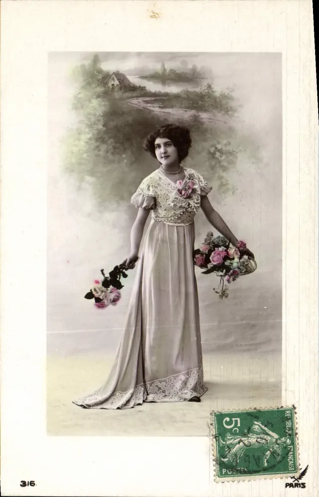 Junge Frau in langer Robe — mit Blumensträußen — Verlag Paris, Nr. 316 - Vorderseite
