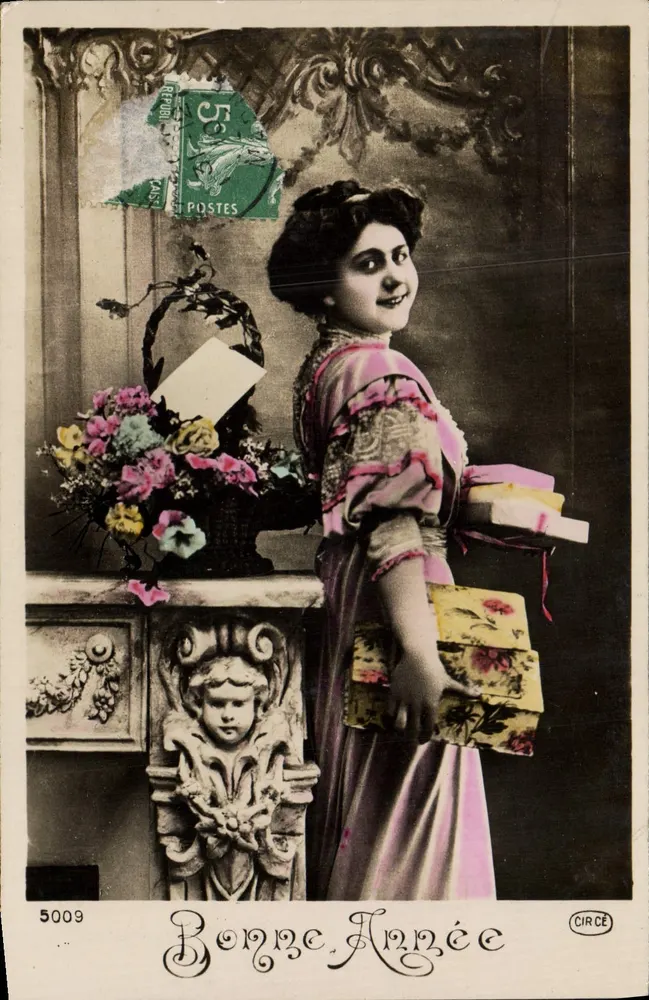 Frau in bunter Kleidung mit Geschenken — Frohe Neujahr — CIRCE Nr. 5009 - Vorderseite