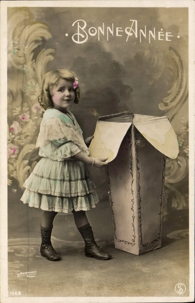 Menina pequena com caixa decorativa — Boa Ano — Le Normand Phot. n°1848 - Frente