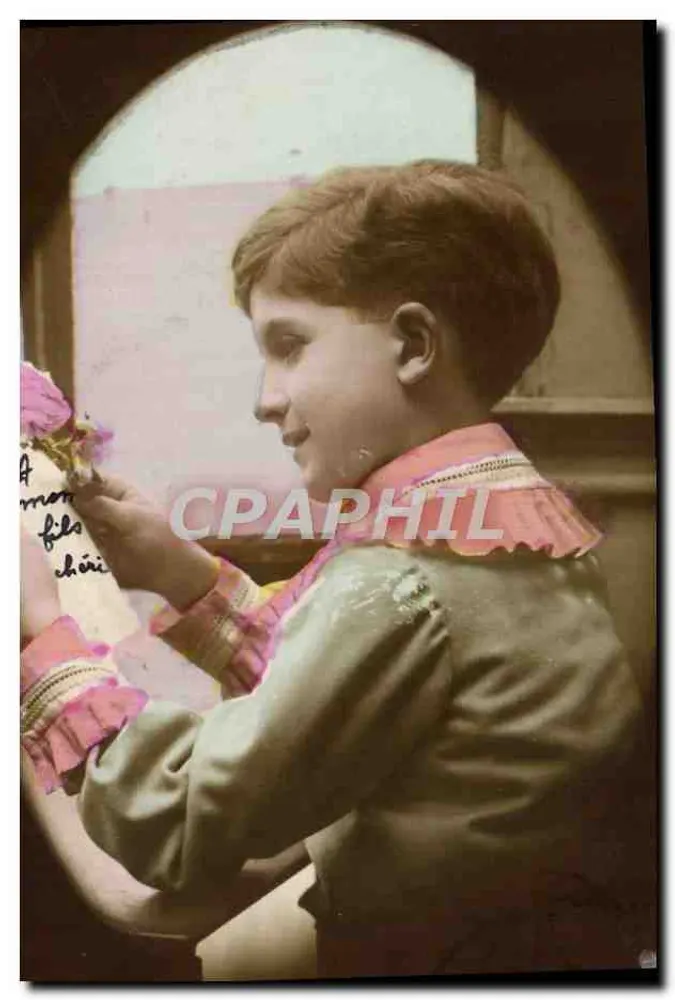 Enfant près d'une fenêtre — carte postale ancienne — éditeur inconnu - Recto