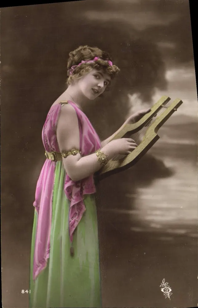 Junge Frau in antikem Kleid, das ein Instrument spielt — Serie 841 — anonymer Verlag - Vorderseite