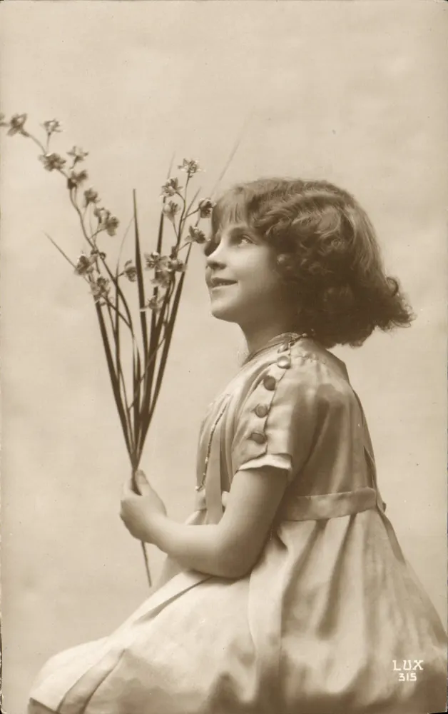 Menina segurando um buquê de orquídeas — foto de estúdio — LUX 315 - Frente