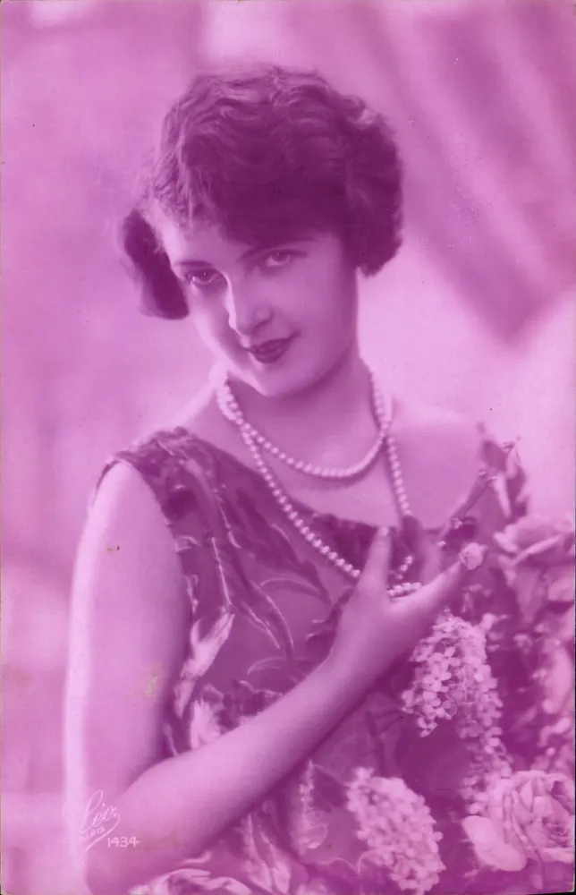Junge Frau in gestreifter Kleidung — Portrait — Studio Léo, Paris, 1934 - Vorderseite