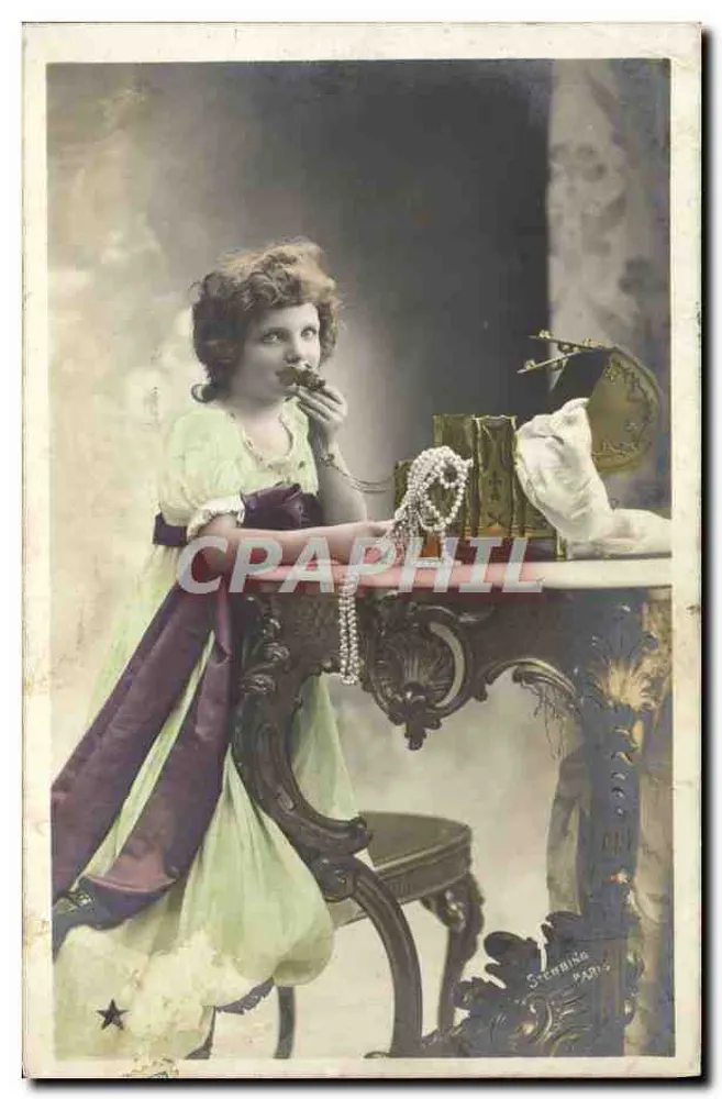 Menina em vestido verde e púrpura — detalhes de joias e mobiliário — Stebbing Paris - Frente