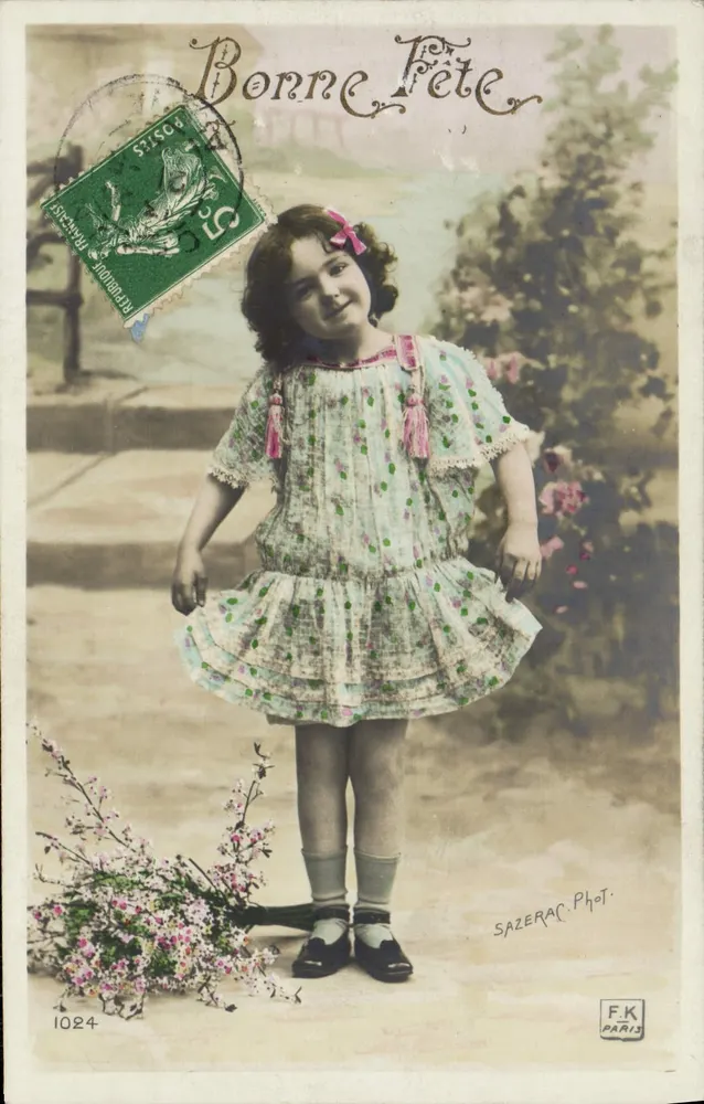 Menina em vestido florido — Sazerac Fot. Paris — n°1024 - Frente