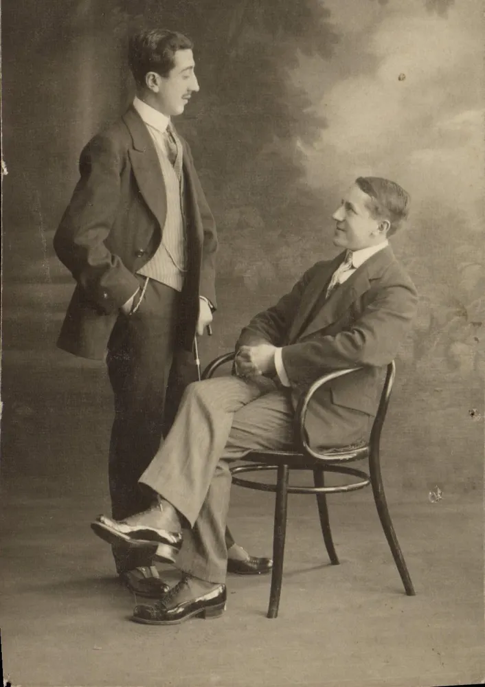 Deux hommes en costume — scène de studio — Photo Moderne, 5 Boulevard Montmartre, Paris - Awers