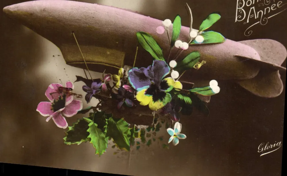 Arranjo de flores sobre um objeto decorativo — Boa Ano Gloria — editor Gloria - Frente