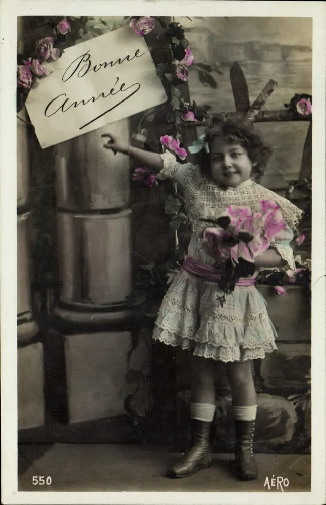Menina pequena com vestido de renda — decoração floral e painel 'Bom Ano' — AÉRO, n° 550 - Frente