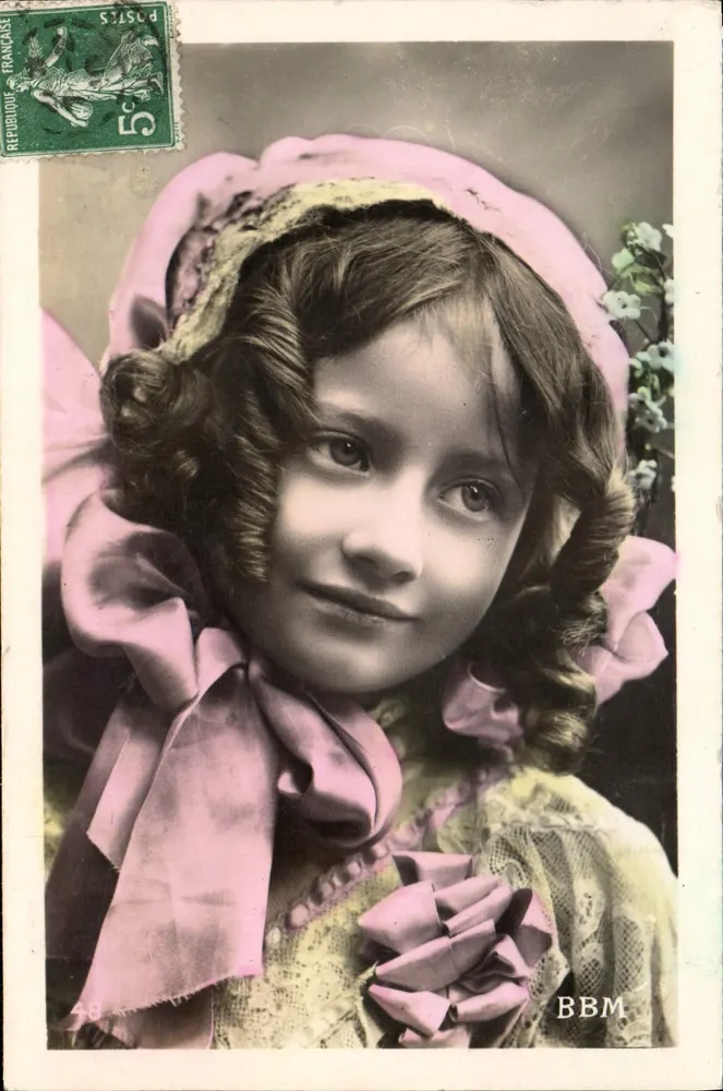 Menina com chapéu rosa — B.B.M. — BBM - Frente