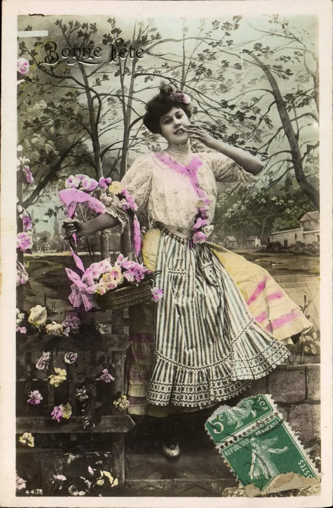 Frau mit Blumenstrauß — Frohe Geburtstagskarte — anonymer Verlag, Nr. 4438 - Vorderseite