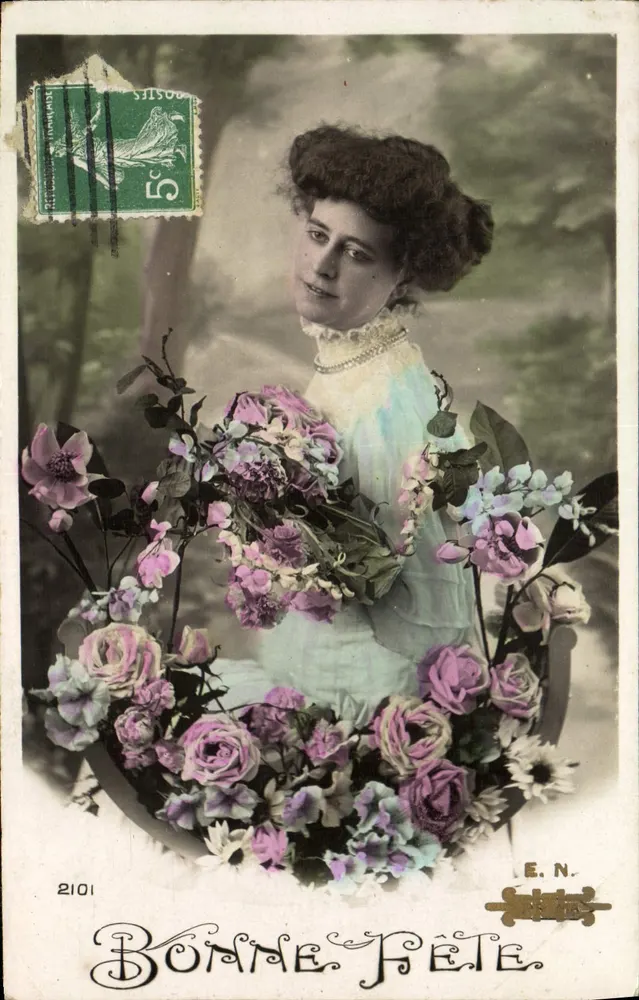 Frau in einem hellen Kleid mit Blumenstrauß — Frohe Geburtstagskarte — E.N. n°2101 - Vorderseite