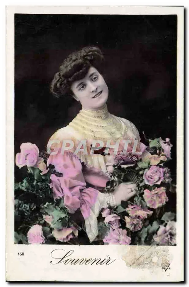 Frau in einem Jabotkleid — mit einem Rosenstrauß — Erinnerungskarte, Nr. 458 - Vorderseite