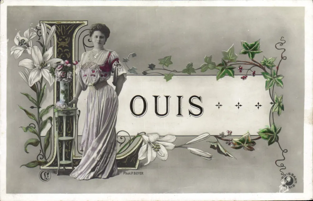 Frau in eleganter Robe — Blumendekor und Aufschrift 'LOUIS' — Fot. P. BOYER, Paris - Vorderseite