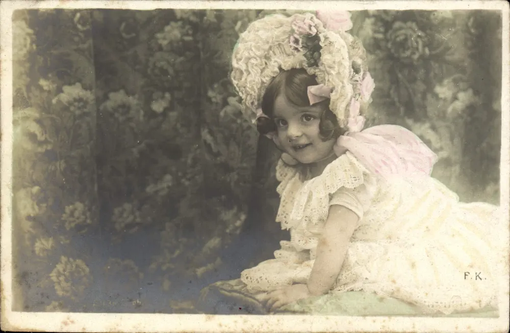 Menina pequena com vestido e chapéu de renda — F.K. — número de série não visível - Frente