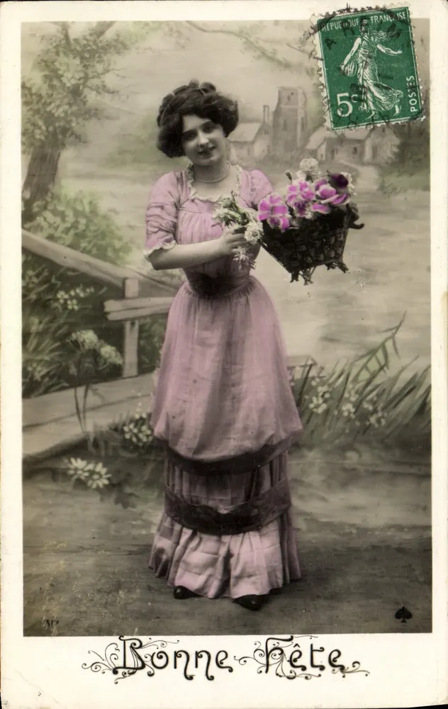 Frau in einem rosa Kleid mit einem Blumenkorb — Frohe Geburtstagskarte — unbekannter Verlag, Nr. 317 - Vorderseite
