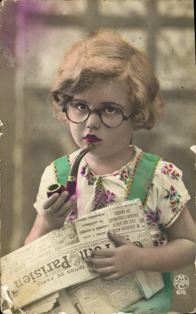 Petite fille en lunettes — tenant une pipe et un journal « Le Parisien » — éditeur M. GLORIA, n° 519 - Frente