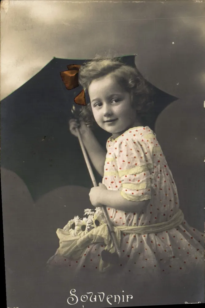 Menina pequena com guarda-chuva — Lembrança — editor desconhecido, número de série não visível - Frente
