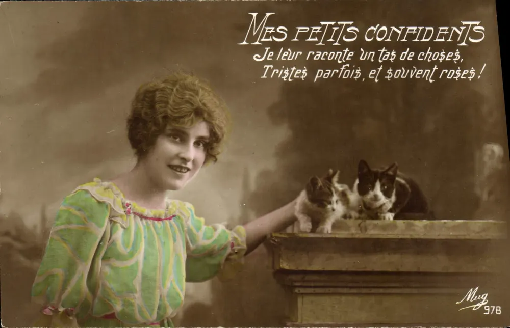 Junge Frau mit Katzen — Meine kleinen Vertrauten — Mug 978 - Vorderseite