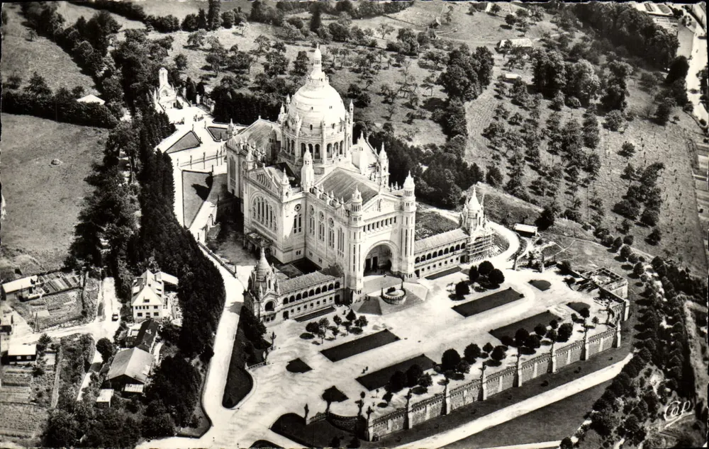 Lourdes — Vista aérea em direção à Basílica — Réal-Photo, n°220 - Frente