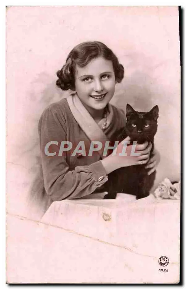 Lächelnde junge Frau mit einem schwarzen Kater — n°4391 - Vorderseite