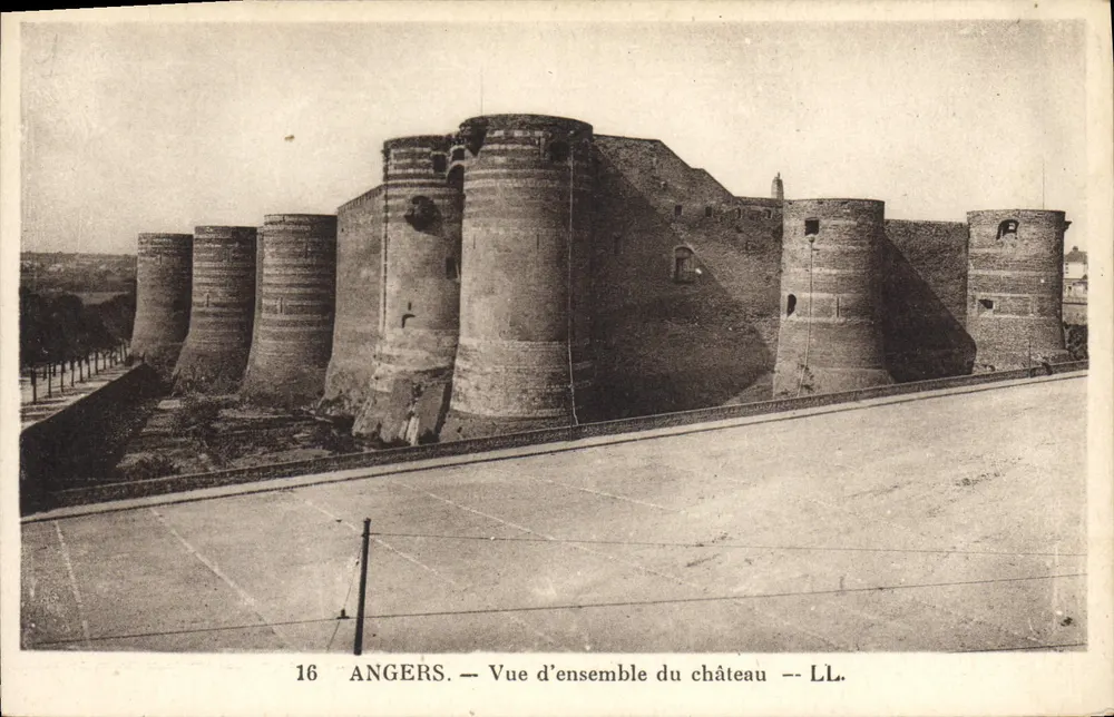Angers — Vista geral do castelo — LL. - Frente