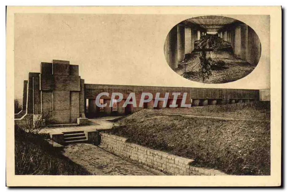 Denkmal der Schützengraben — Ossuaire de Douaumont — (A. Ventre, Architekt) - Vorderseite