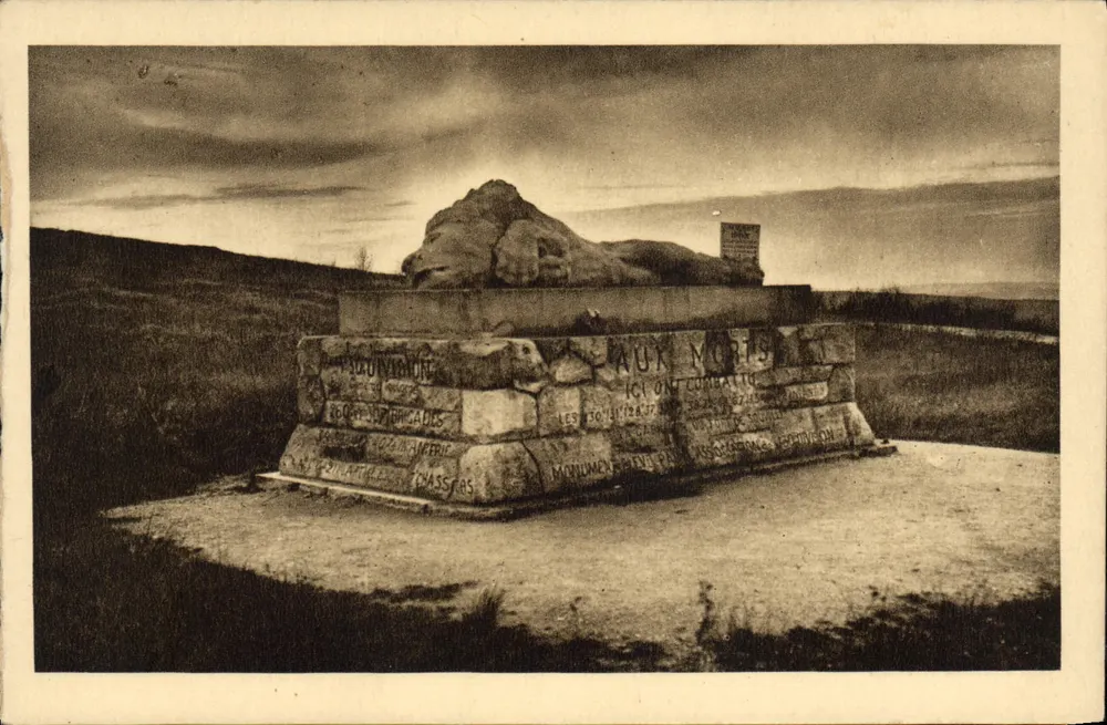Denkmal für die Toten — Carrefour de Sainte-Fine — Ossuar von Douaumont - Vorderseite
