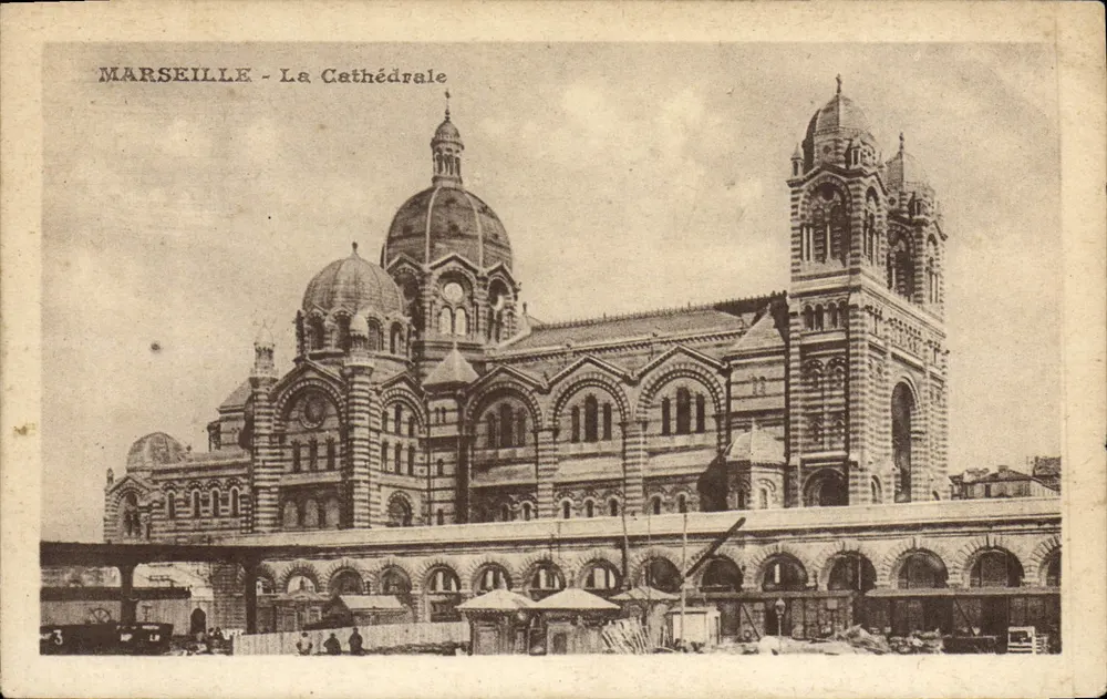 Marseille - A Catedral — vista do edifício com seu domo e sua torre, n°13 - Frente