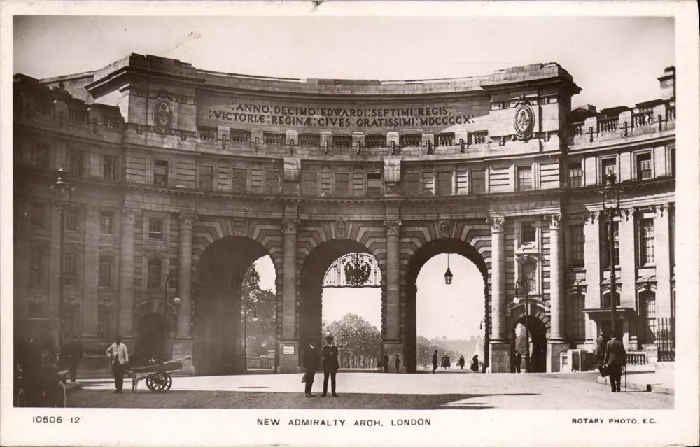 New Admiralty Arch, Londres — arco monumental com inscrição 'ANNO DECIMO EDWARDI SEPTIMI REGIS VICTORIE REGINE CIVES GRATISSIMI MDCCCCX' — Rotary Photo, E.C., n° 10506-12 - Frente