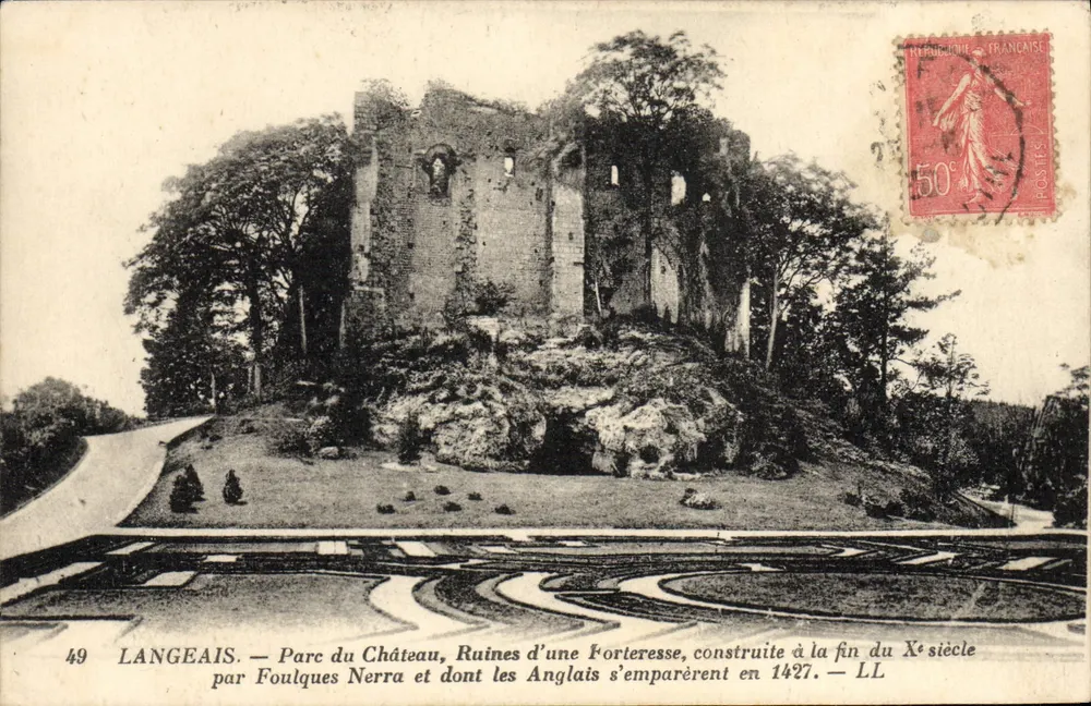 Langeais — Park des Schlosses, Ruinen einer Porteresse, gebaut Ende des 15. Jahrhunderts von Fouilques Nerra und von den Engländern 1427 erobert — LL - Vorderseite