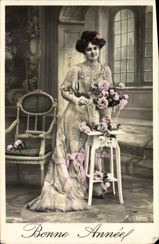 Frau in geschmücktem Kleid mit Korb voll Rosen — Frohes Neues Jahr — LEDA n°497 - Vorderseite
