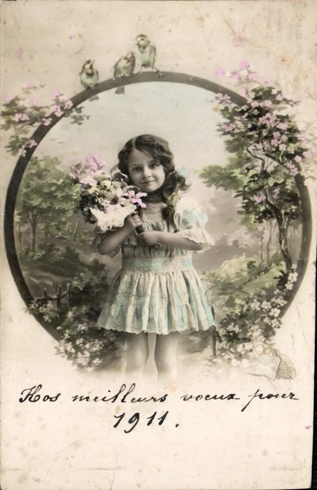 Menina vestindo um vestido azul segurando um buquê — decoração floral e pássaros — texto manuscrito 'Hooos meiillurs vocua pour 1911.' - Frente