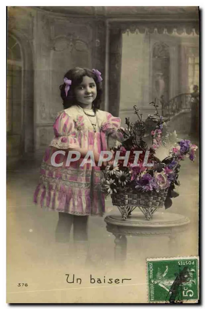 Menina com um cesto de flores — Um beijo — n°376 - Frente