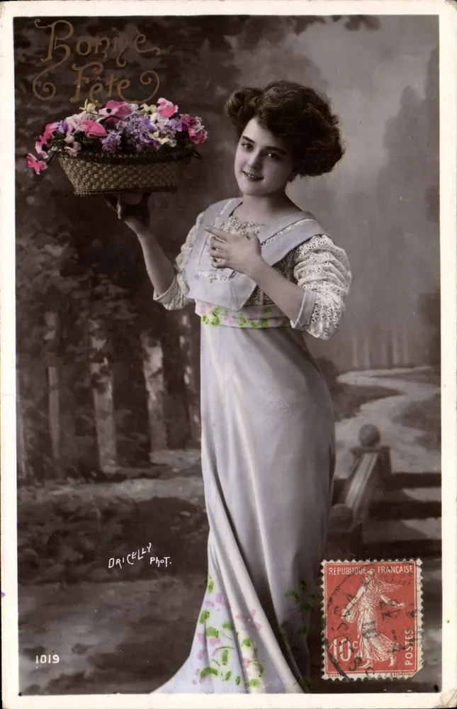 Femme tenant un panier de fleurs — Bonne Fête — Dricey Phot. n°1019 - Recto