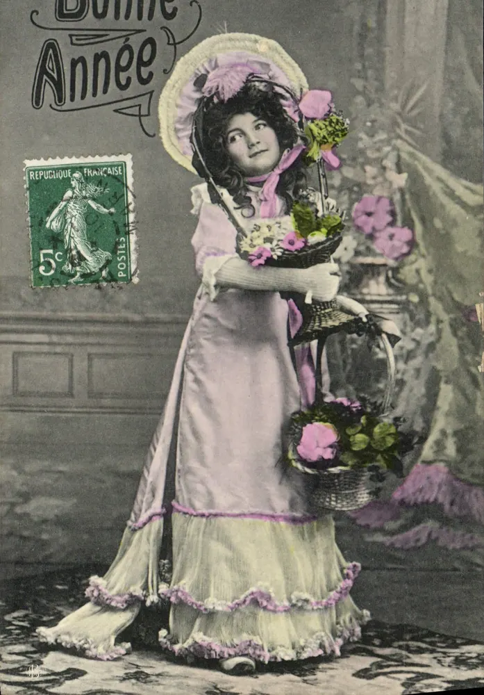 Jeune femme en robe lilas tenant des paniers de fleurs — Bonne Année — République Française 5c - Recto