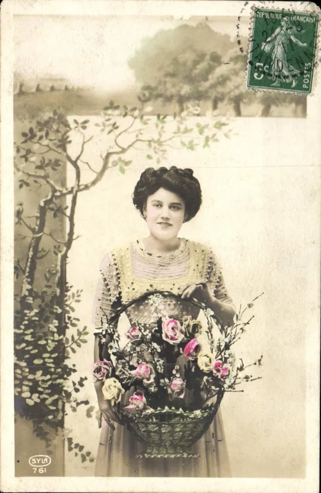 Femme tenant un panier de fleurs — SYLA 761 — éditeur SYLA - Recto
