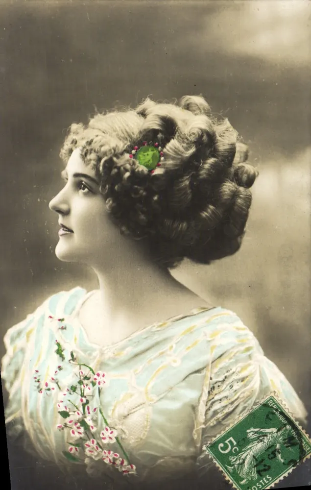 Jeune femme en buste — portrait — éditeur inconnu - Recto