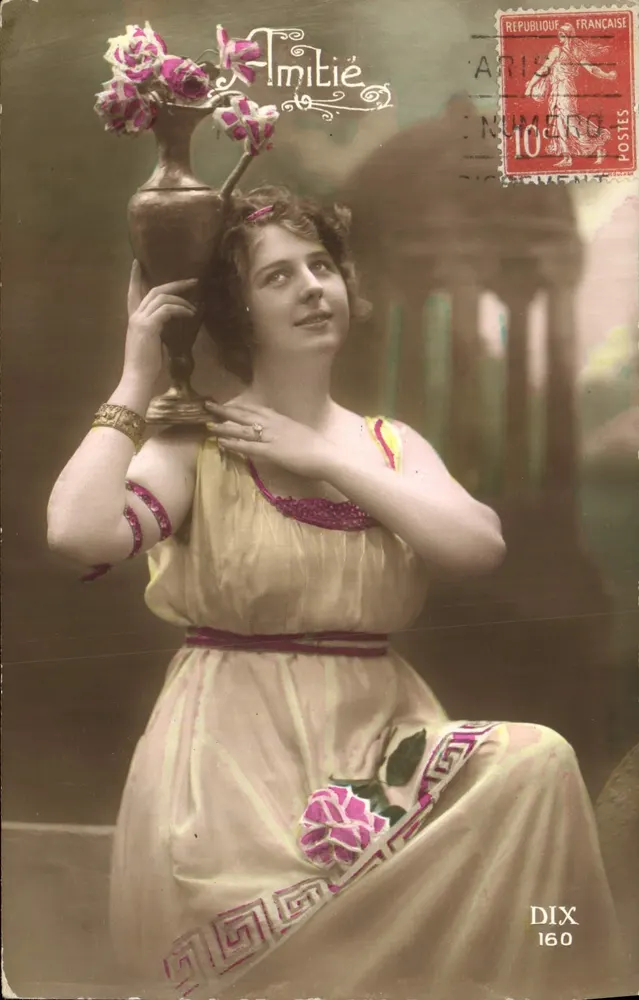 Femme en robe antique tenant un vase de roses — Éditeur Amitié, n°160 - Recto