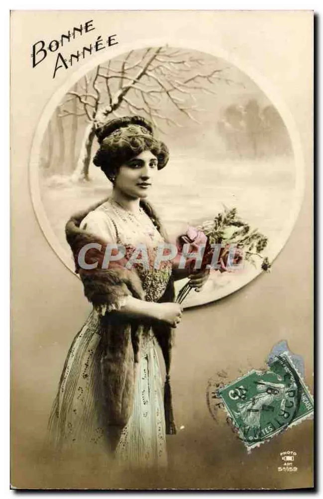 Femme en robe à fourrure — Bonne Année — Photo Hennet, série 54/159 - Recto