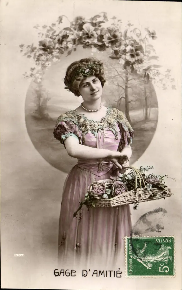 Femme en robe rose tenant un panier de fleurs — GAGE D'AMITIÉ — éditeur non identifié, n° 1007 - Recto