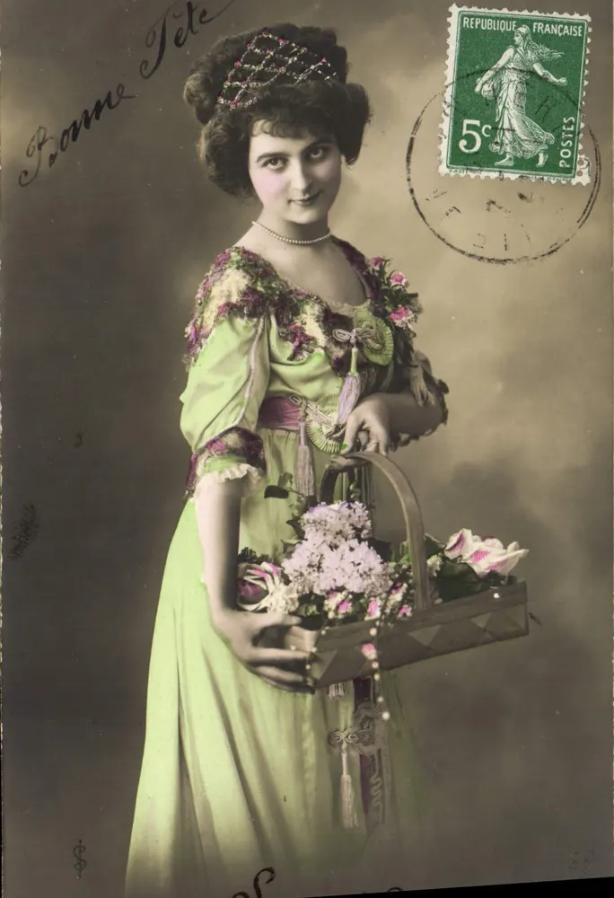 Jeune femme en robe verte tenant un panier de fleurs — éditeur 'Rome Tete' — timbre 5c République Française - Recto