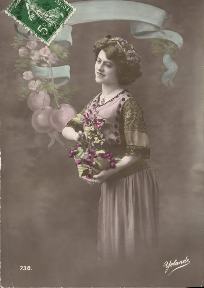 Jeune femme tenant un panier de fruits — Yolande, n°738 — Éditeur Yolande - Recto