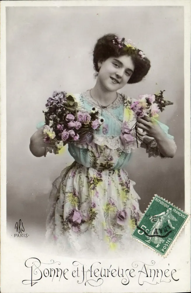 Jeune femme en robe fleurie tenant des bouquets — Paris — éditeur ARS, n°7 - Recto