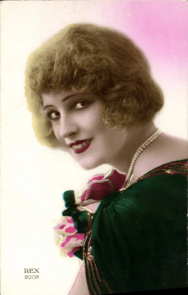 Jeune femme souriante — portrait — REX 2002 - Recto
