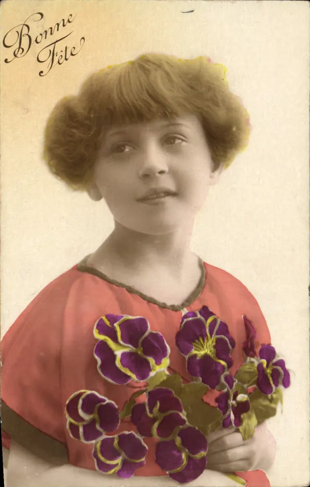 Menina segurando um buquê de flores — Boa Festa — editor não identificado - Frente