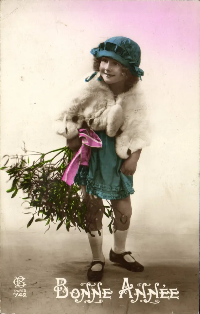 Menina com vestido azul e capa de pele — Boa Ano — Paris 742 - Frente