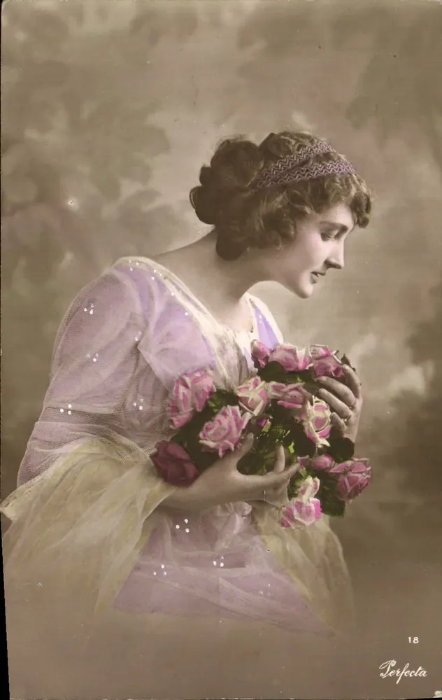 Jeune femme en robe lilas tenant un bouquet de roses — Perfecta n°18 - Recto
