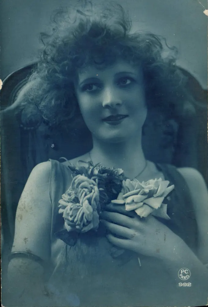 Jeune femme aux cheveux bouclés — tenant un bouquet de roses — PC Paris 992 - Recto