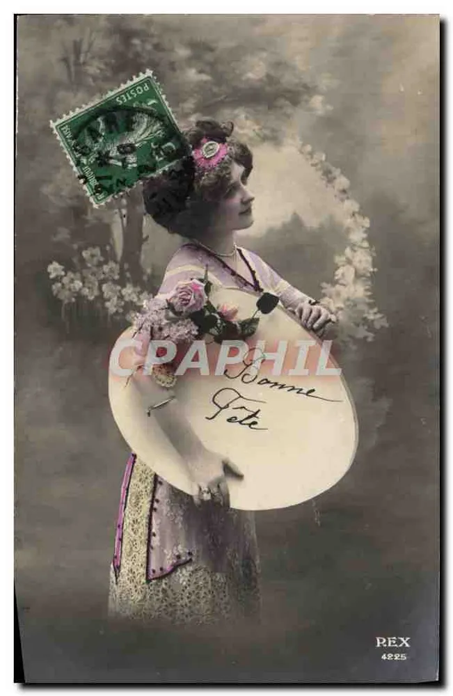 Frau in einem floralen Kleid, das ein großes Schild mit der Aufschrift 'Gute Feier' hält — REX 4825 - Vorderseite