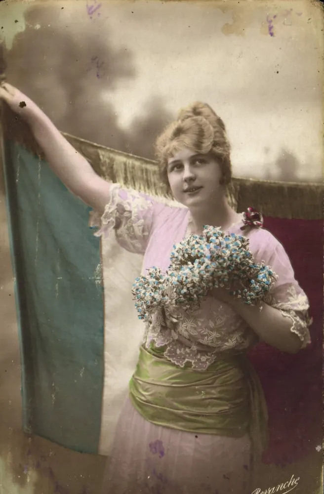 Jeune femme en robe rose tenant un bouquet — éditée par Romanche - Recto
